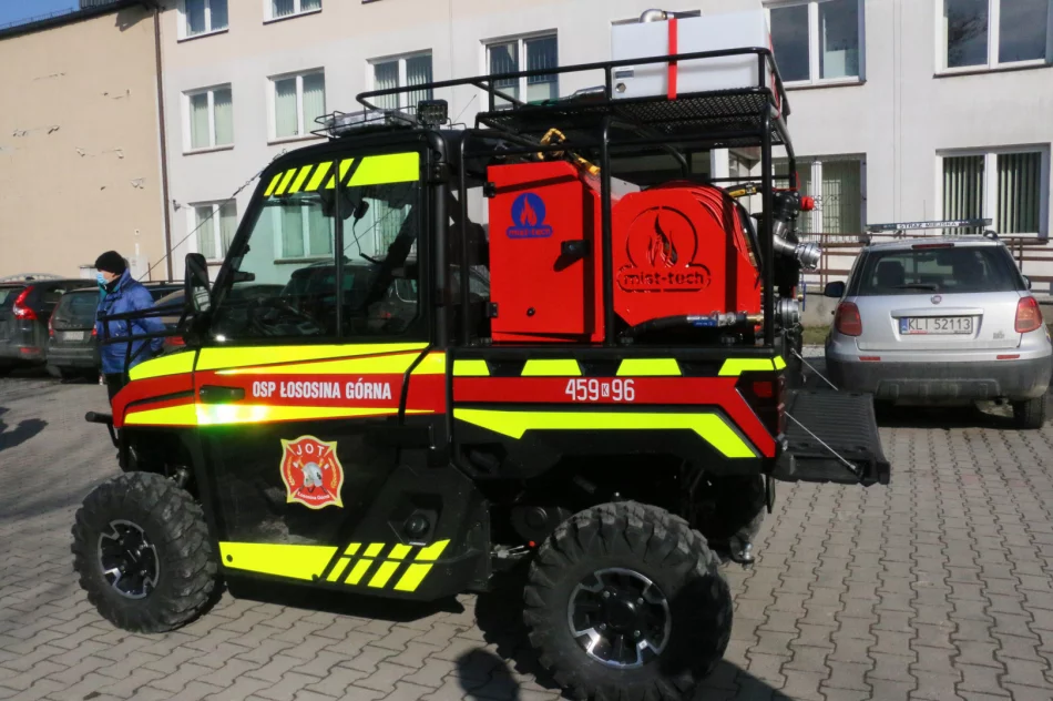 Druhowie z OSP Łososina Górna pochwalili się nowymi pojazdami strażackimi - zdjęcie 8