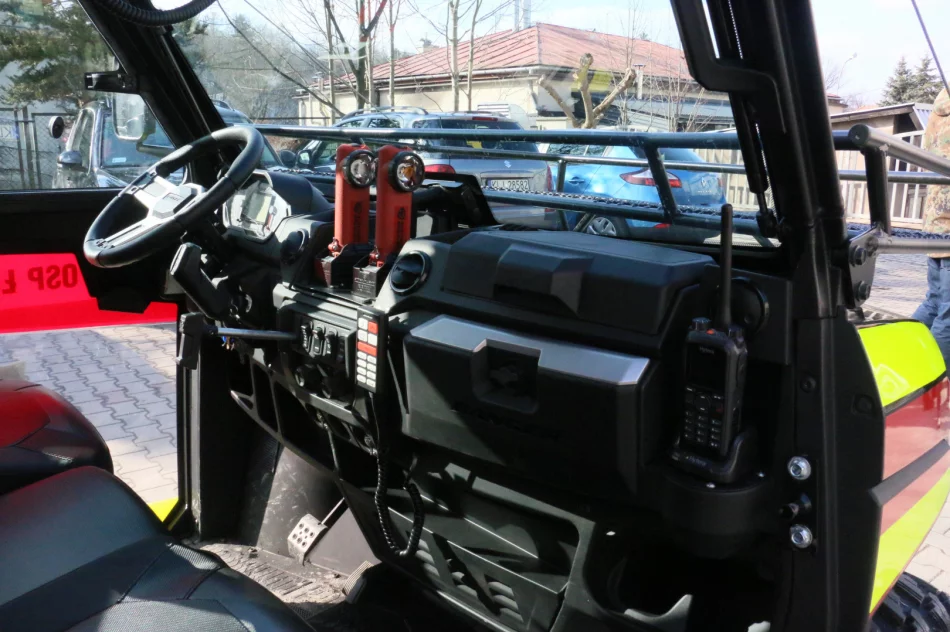 Druhowie z OSP Łososina Górna pochwalili się nowymi pojazdami strażackimi - zdjęcie 10