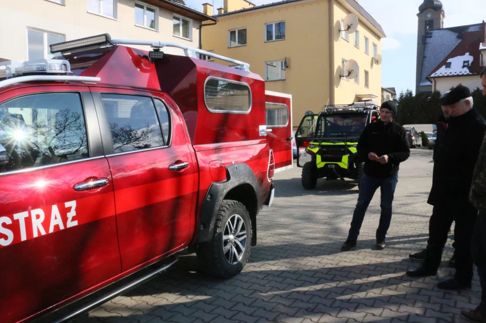 Druhowie z OSP Łososina Górna pochwalili się nowymi pojazdami strażackimi - zdjęcie 18