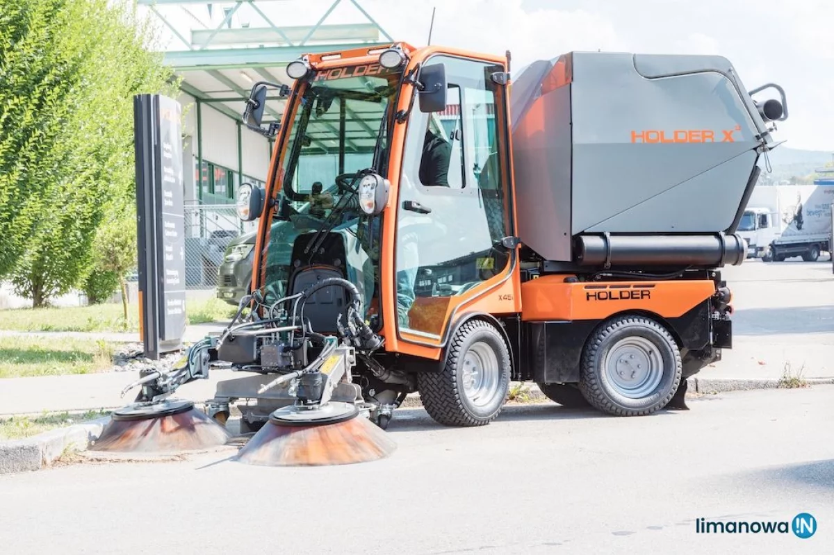 Nowa maszyna posłuży do sprzątania rynku i parkingu