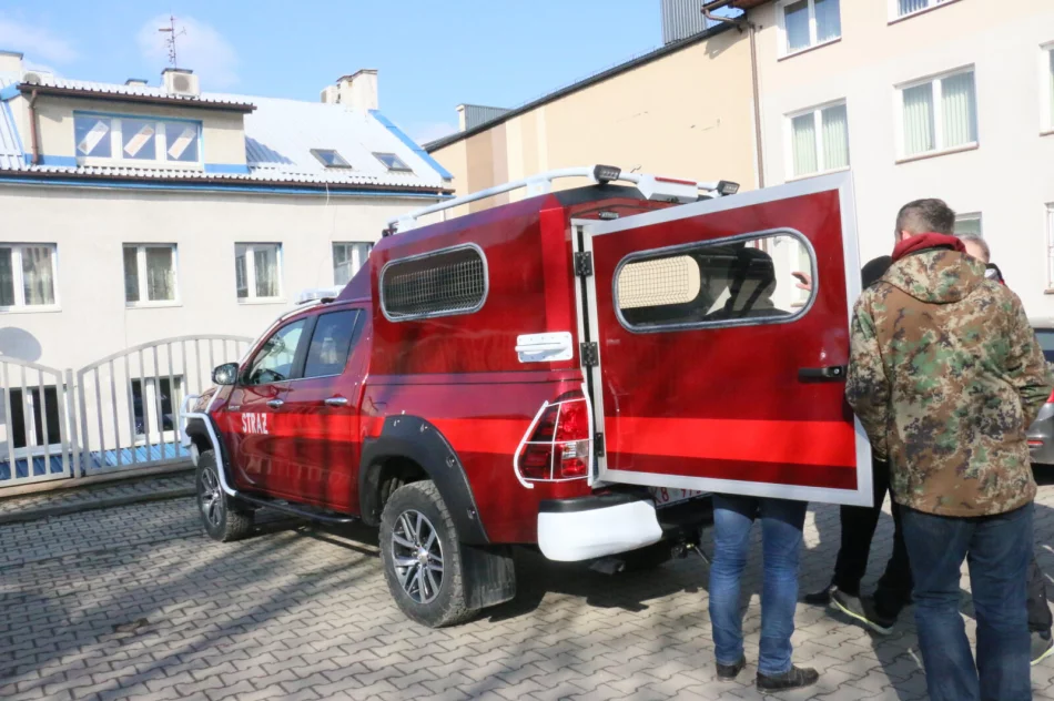 Pochwalili się nowymi pojazdami strażackimi - zdjęcie 2