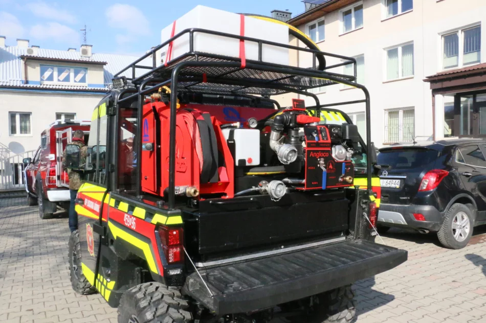 Pochwalili się nowymi pojazdami strażackimi - zdjęcie 3