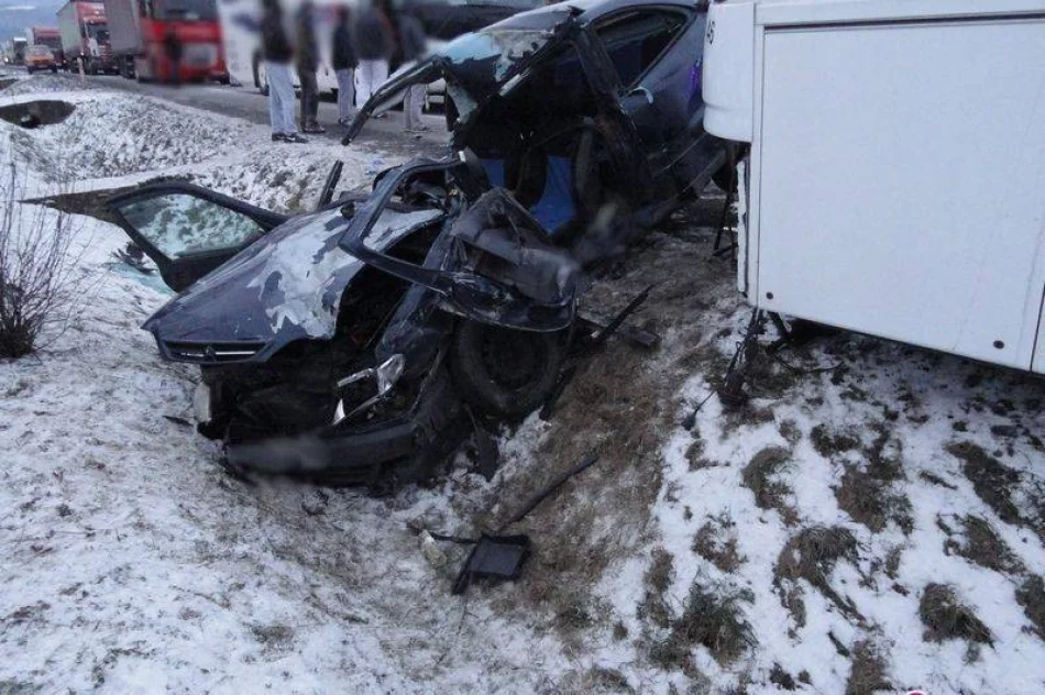 Zderzenie samochodu osobowego z autobusem - zdjęcie 2