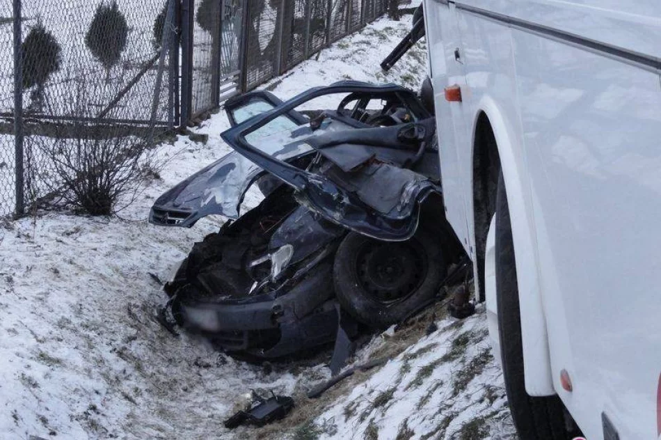 Zderzenie samochodu osobowego z autobusem - zdjęcie 3