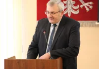 W poprzednich latach ojciec-dyrektor częściej zatwierdzał projekty syna - zdjęcie główne