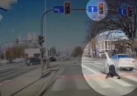 Potrącił kobietę jadącą na hulajnodze i uciekł - zapis z rejestratora - zdjęcie główne