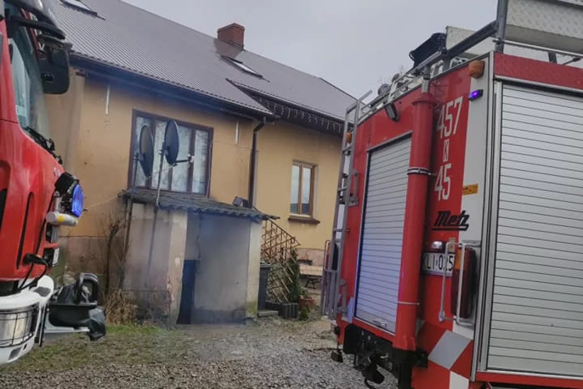 Strażacy wezwani do pożaru w wielorodzinnym budynku