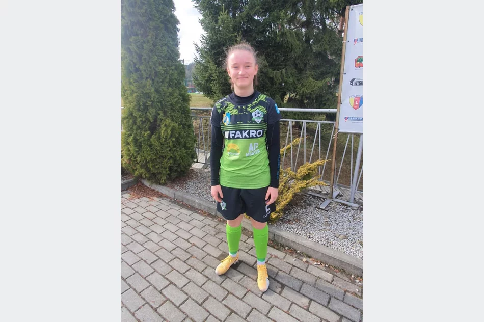 Pierwszy mecz na stadionie Limanovii to pojedynek drużyn kobiecych. Występ Zuzanny Rosiek i Julii Gołąb. - zdjęcie 2