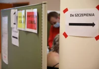 Skok zachorowań o 75 proc. Możliwe obostrzenia w skali całego kraju. Kolejne kraje wstrzymują szczepienia AstraZeneca - zdjęcie główne