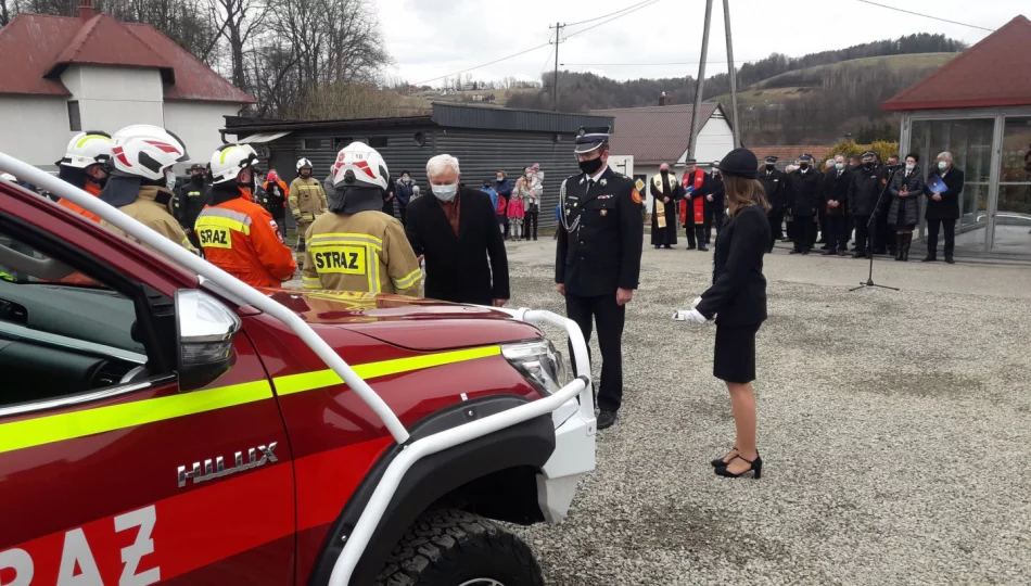 Oficjalne przekazanie i poświęcenie nowych pojazdów OSP w Łososinie Górnej - zdjęcie 1