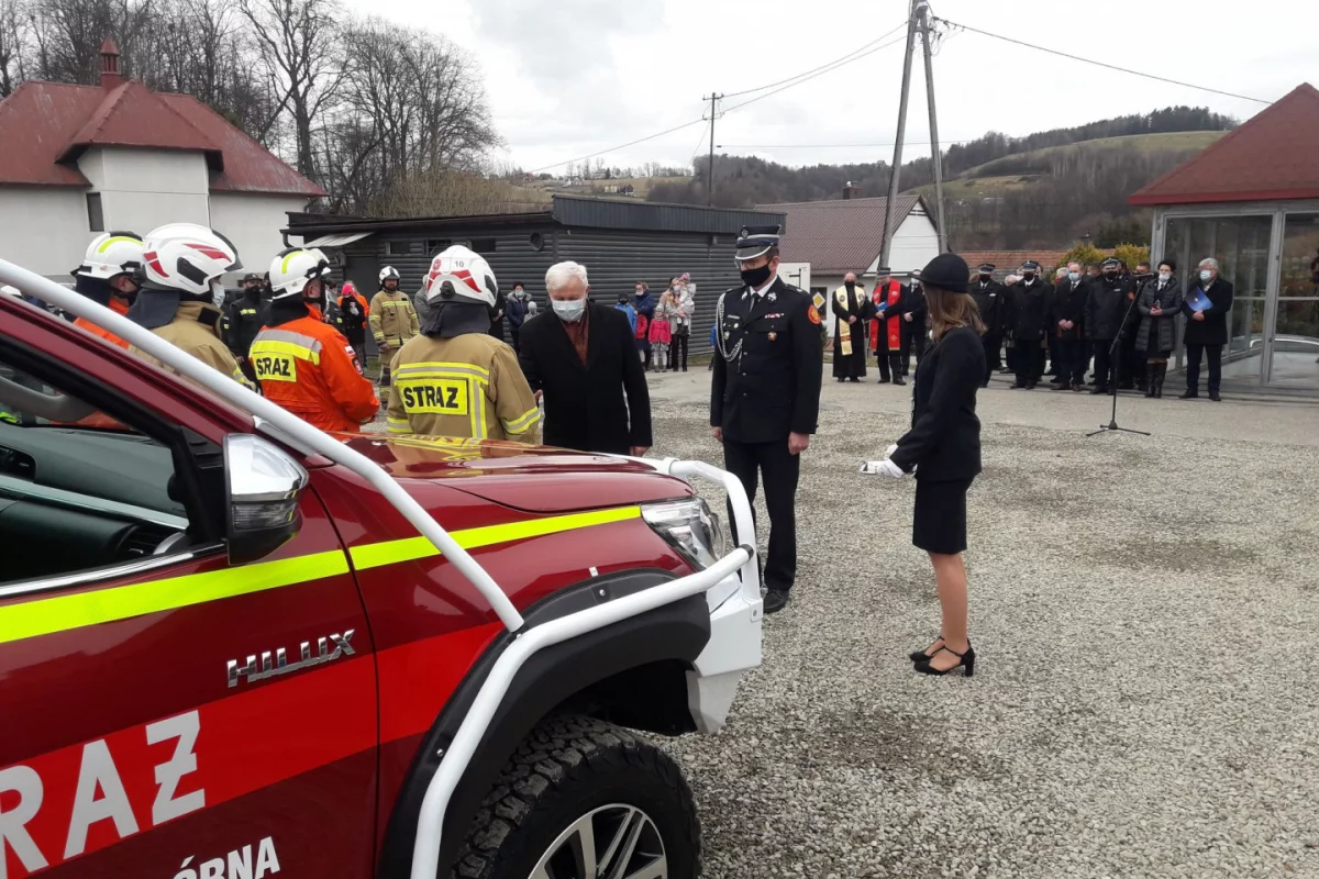 Oficjalne przekazanie i poświęcenie nowych pojazdów OSP w Łososinie Górnej