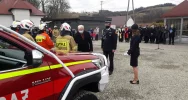 Oficjalne przekazanie i poświęcenie nowych pojazdów OSP w Łososinie Górnej - zdjęcie 2