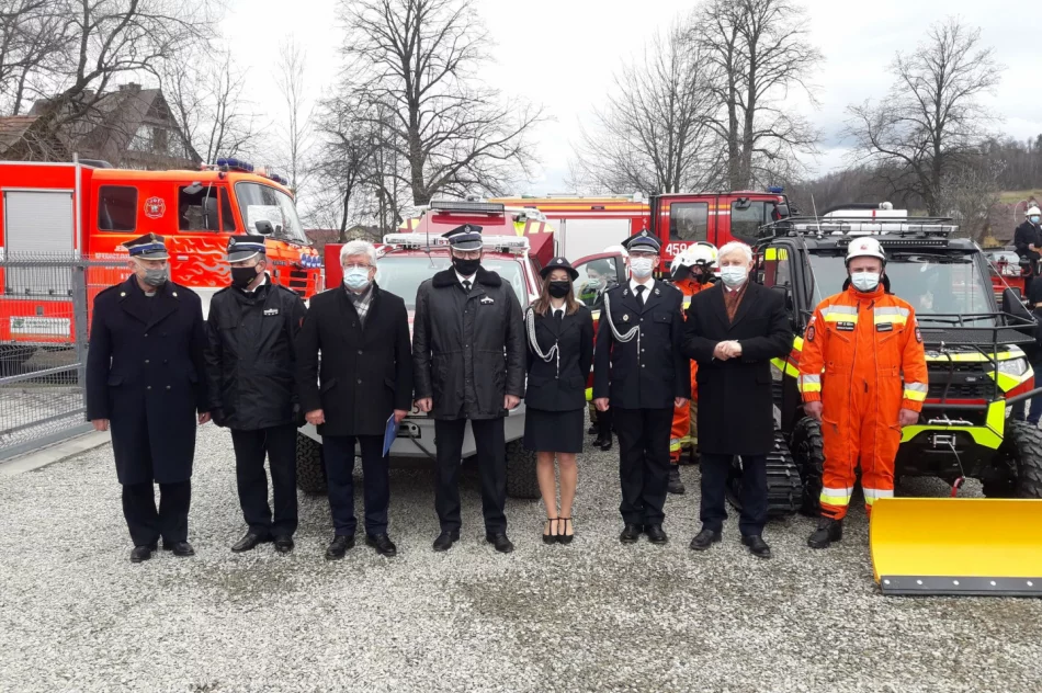 Oficjalne przekazanie i poświęcenie nowych pojazdów OSP w Łososinie Górnej - zdjęcie 3