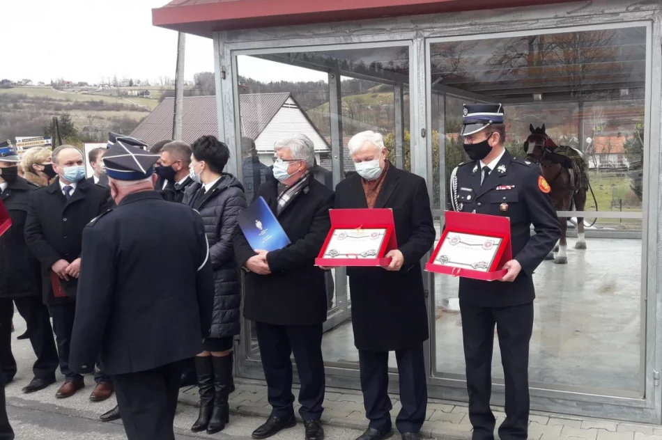 Oficjalne przekazanie i poświęcenie nowych pojazdów OSP w Łososinie Górnej - zdjęcie 4