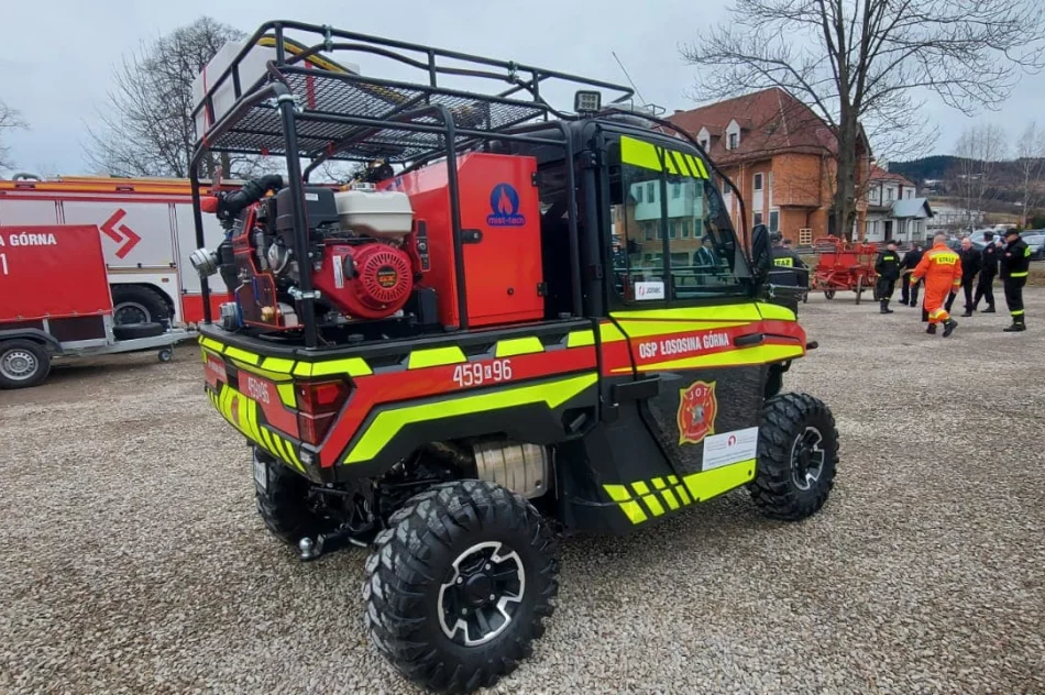 Oficjalne przekazanie i poświęcenie nowych pojazdów OSP w Łososinie Górnej - zdjęcie 6
