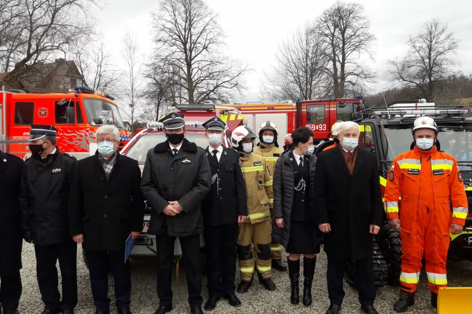 Oficjalne przekazanie i poświęcenie nowych pojazdów OSP w Łososinie Górnej - zdjęcie 7