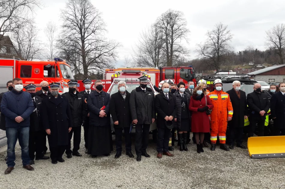 Oficjalne przekazanie i poświęcenie nowych pojazdów OSP w Łososinie Górnej - zdjęcie 8