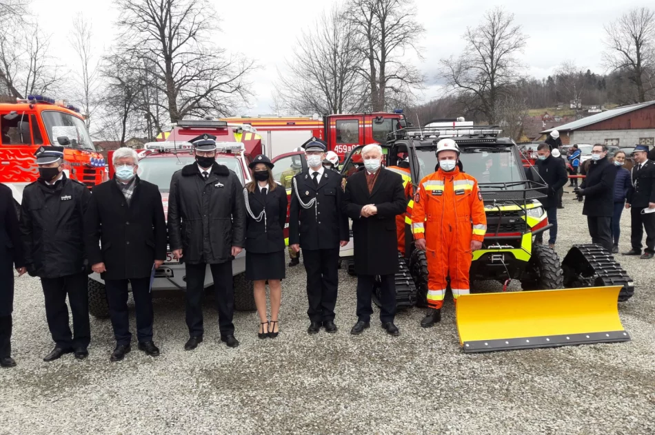 Oficjalne przekazanie i poświęcenie nowych pojazdów OSP w Łososinie Górnej - zdjęcie 9