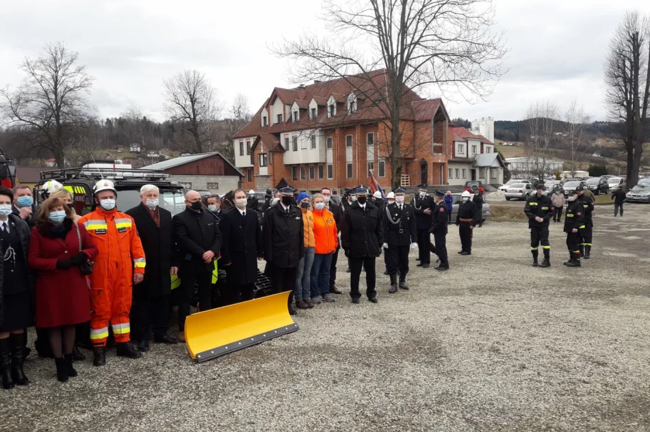 Oficjalne przekazanie i poświęcenie nowych pojazdów OSP w Łososinie Górnej - zdjęcie 10