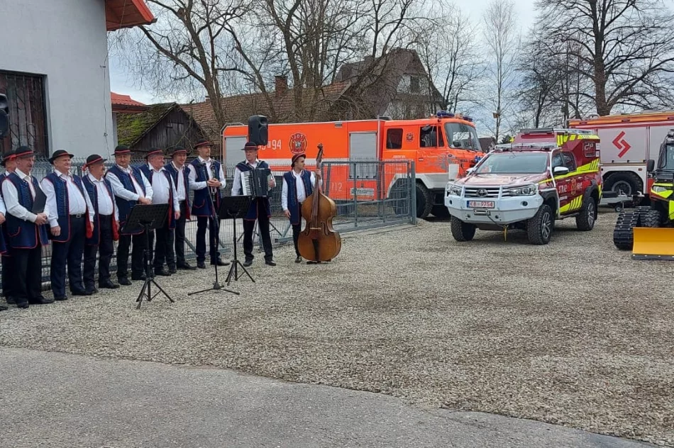 Oficjalne przekazanie i poświęcenie nowych pojazdów OSP w Łososinie Górnej - zdjęcie 11