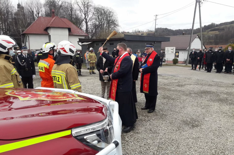 Oficjalne przekazanie i poświęcenie nowych pojazdów OSP w Łososinie Górnej - zdjęcie 12