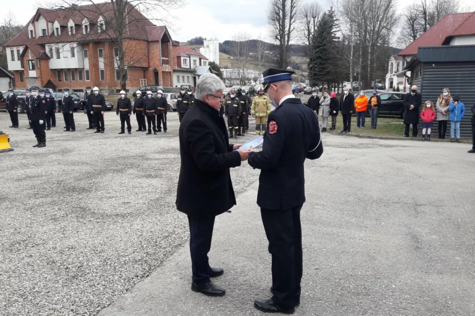 Oficjalne przekazanie i poświęcenie nowych pojazdów OSP w Łososinie Górnej - zdjęcie 14