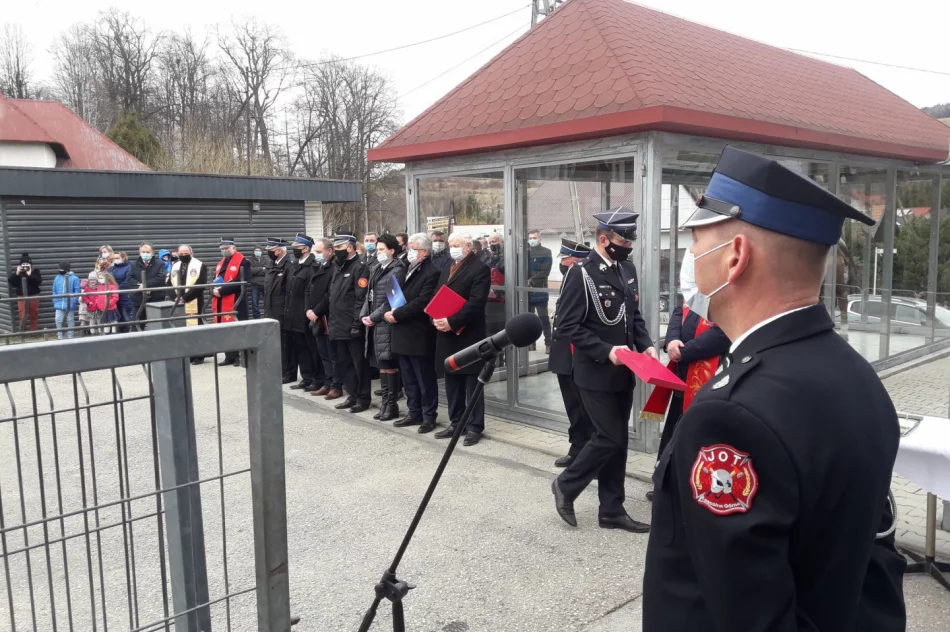 Oficjalne przekazanie i poświęcenie nowych pojazdów OSP w Łososinie Górnej - zdjęcie 15