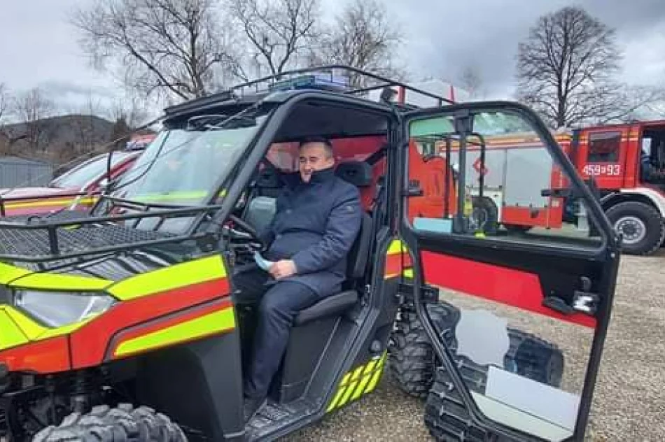 Oficjalne przekazanie i poświęcenie nowych pojazdów OSP w Łososinie Górnej - zdjęcie 16