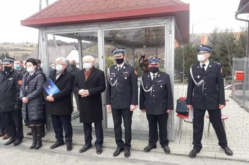 Oficjalne przekazanie i poświęcenie nowych pojazdów OSP w Łososinie Górnej - zdjęcie 17