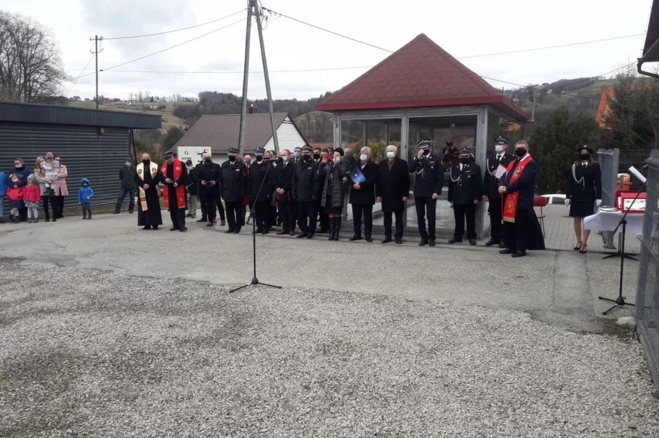 Oficjalne przekazanie i poświęcenie nowych pojazdów OSP w Łososinie Górnej - zdjęcie 18