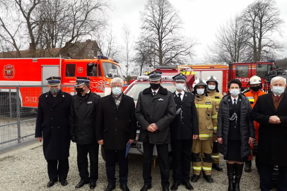 Oficjalne przekazanie i poświęcenie nowych pojazdów OSP w Łososinie Górnej - zdjęcie 19