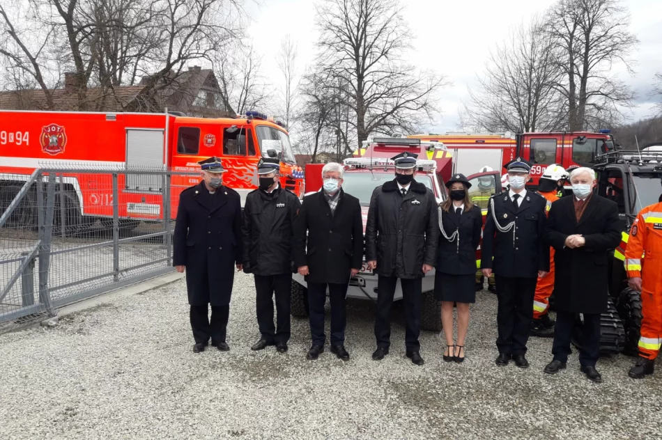 Oficjalne przekazanie i poświęcenie nowych pojazdów OSP w Łososinie Górnej - zdjęcie 20