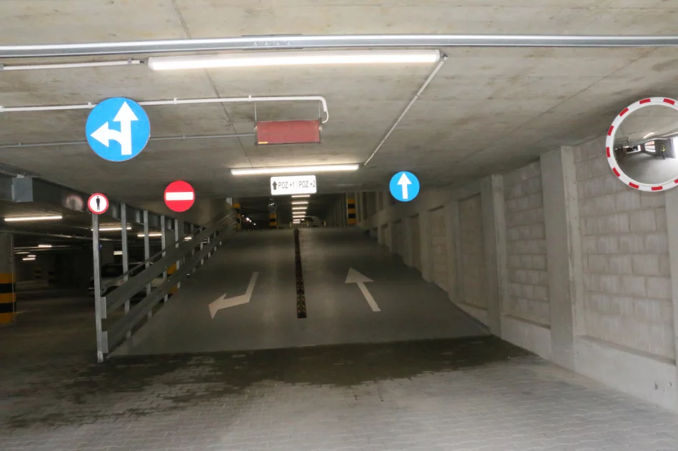 Parking przy Bazylice do dyspozycji kierowców ! - zdjęcie 9