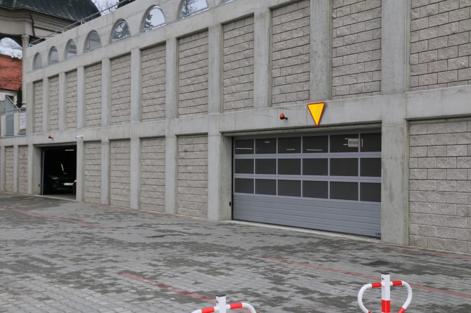 Parking przy Bazylice do dyspozycji kierowców ! - zdjęcie 8