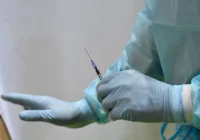 Kilkanaście krajów zawiesiło podawanie AstraZeneca. Prezes Urzędu Rejestracji Produktów Leczniczych: można podawać - zdjęcie główne