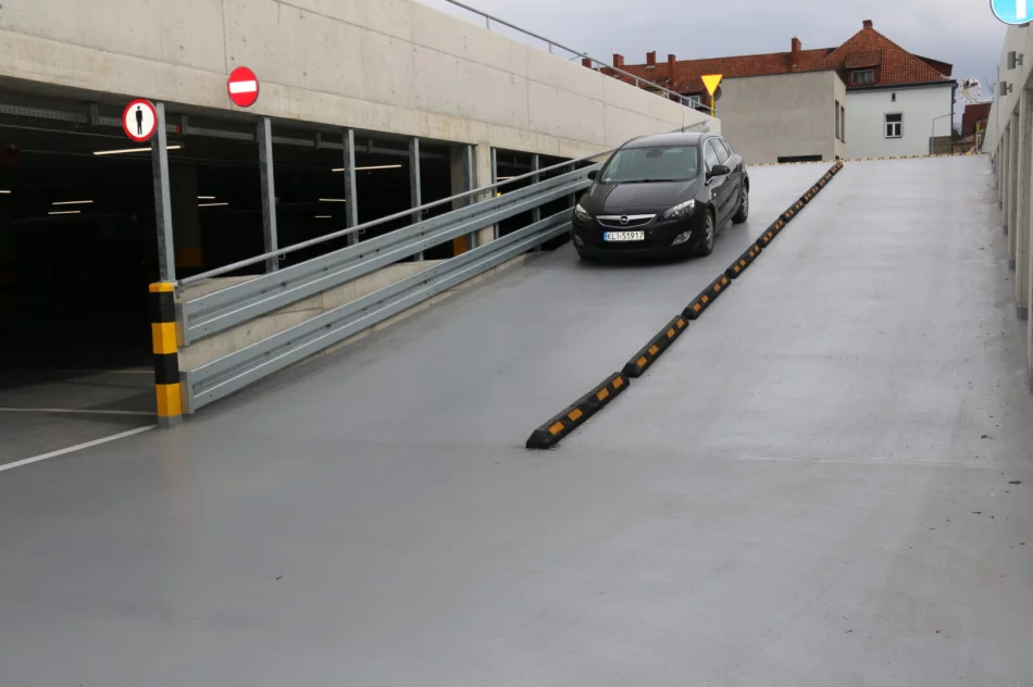 Nowy parking po raz pierwszy wypełnił się pojazdami - zdjęcie 4
