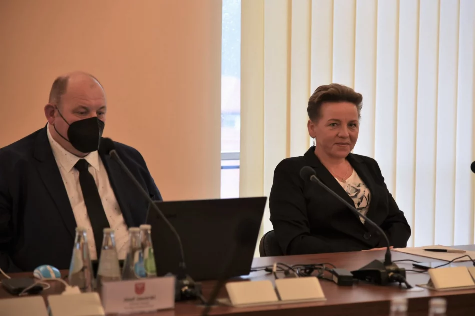 Radni procedowali nad bieżącymi sprawami powiatu - zdjęcie 11