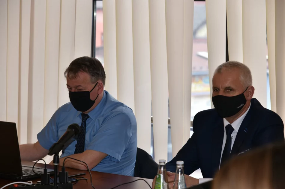 Radni procedowali nad bieżącymi sprawami powiatu - zdjęcie 13