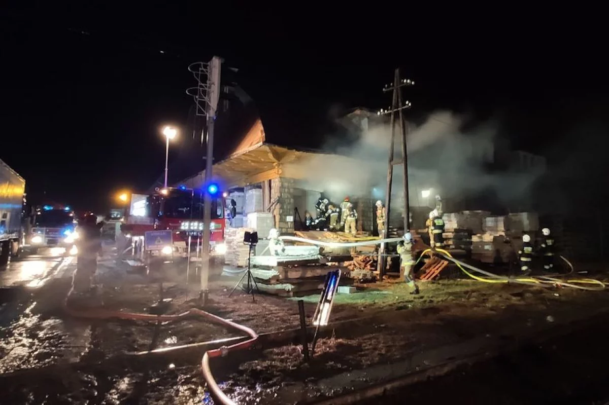 Sześć zastępów straży gasi pożar - zapaliły się m.in. palety