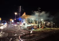 Sześć zastępów straży gasi pożar - zapaliły się m.in. palety - zdjęcie główne