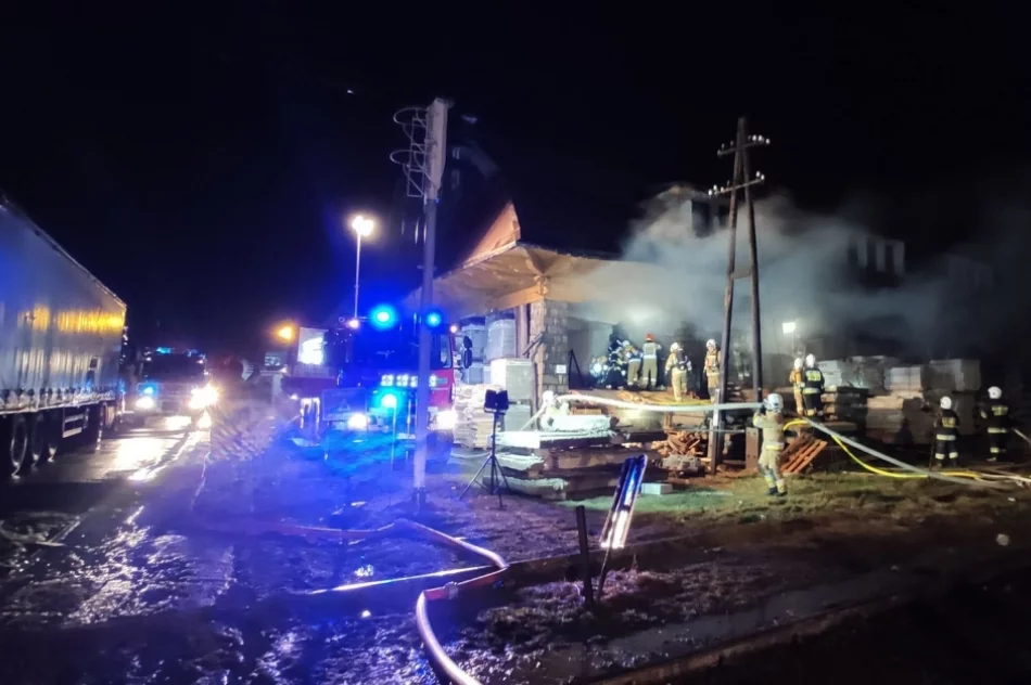 Sześć zastępów straży gasi pożar - zapaliły się m.in. palety - zdjęcie 5