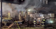 Sześć zastępów straży gasi pożar - zapaliły się m.in. palety - zdjęcie 4