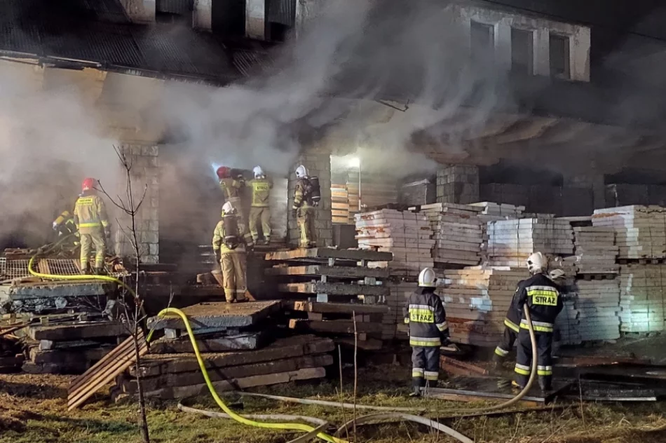 Sześć zastępów straży gasi pożar - zapaliły się m.in. palety - zdjęcie 4