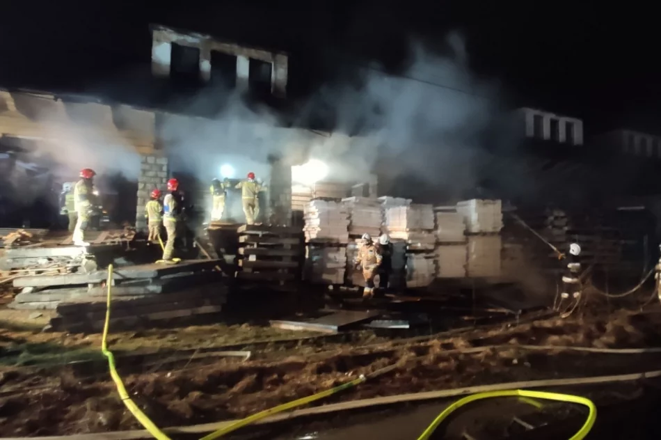 Sześć zastępów straży gasi pożar - zapaliły się m.in. palety - zdjęcie 3
