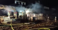 Sześć zastępów straży gasi pożar - zapaliły się m.in. palety - zdjęcie 3