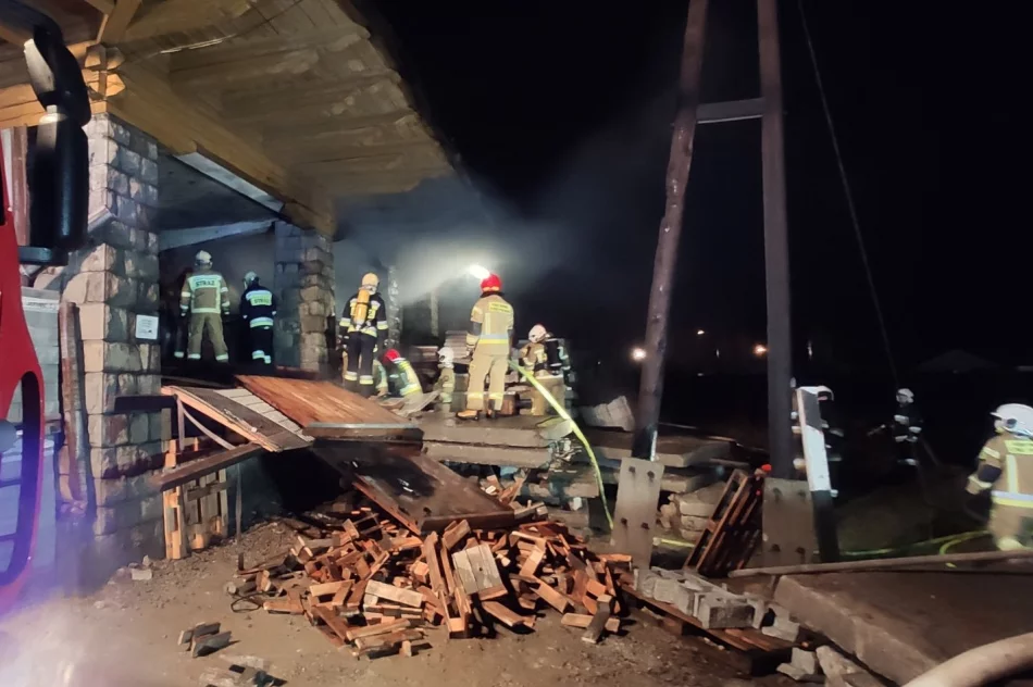 Sześć zastępów straży gasi pożar - zapaliły się m.in. palety - zdjęcie 2