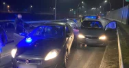 Poszukiwani za rozbój zatrzymani podczas pościgu. Radiowóz zepchnął Mercedesa z jezdni - zdjęcie 2