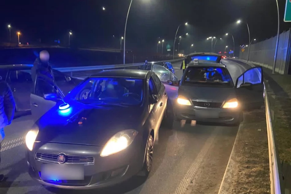 Poszukiwani za rozbój zatrzymani podczas pościgu. Radiowóz zepchnął Mercedesa z jezdni - zdjęcie 2