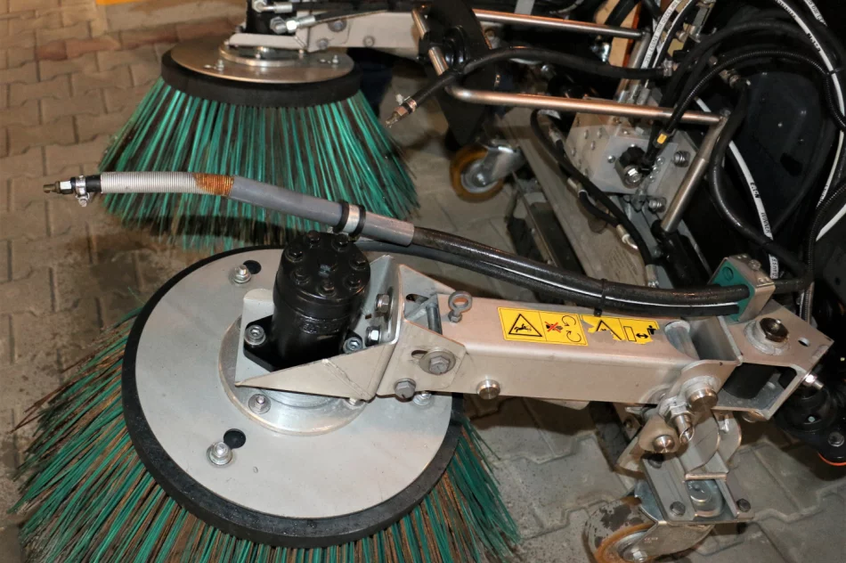 Maszyna komunalna zadba o utrzymanie czystości w mieście - zdjęcie 4