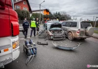 Zderzenie trzech samochodów na 'krajówce' - zdjęcie główne